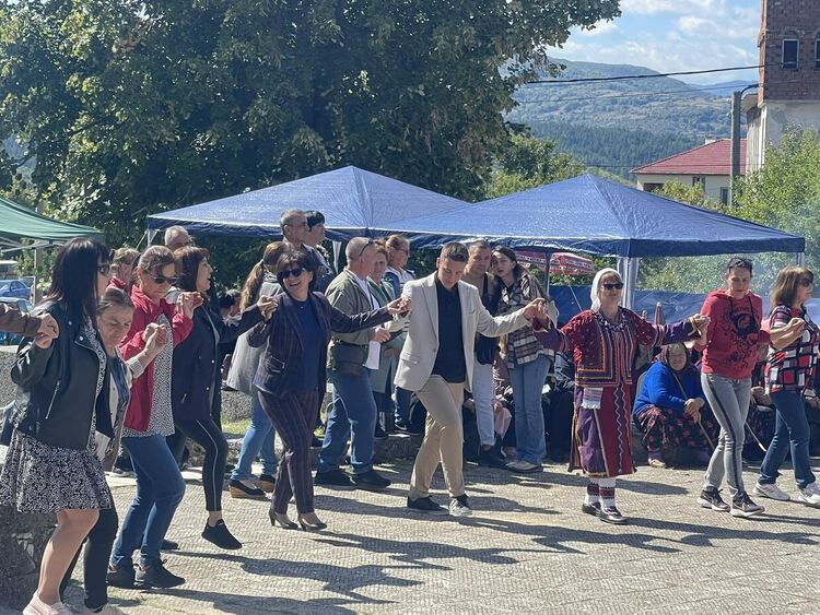 Жители на Аврен към Караянчева: Да седнем и да си оправим държавата!