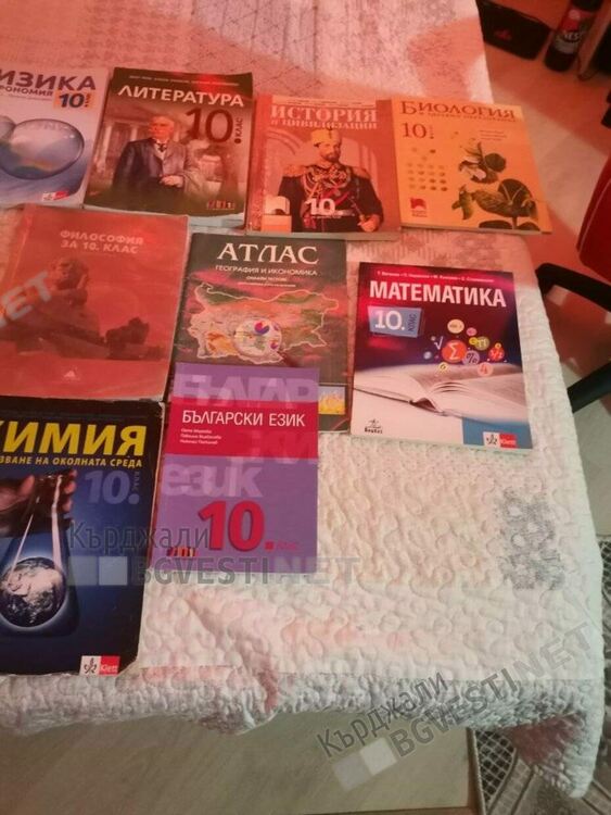 Фейсбук се превърна в борса за употребявани учебници, най-активни са възпитаниците на Езиковата и „Славейков”