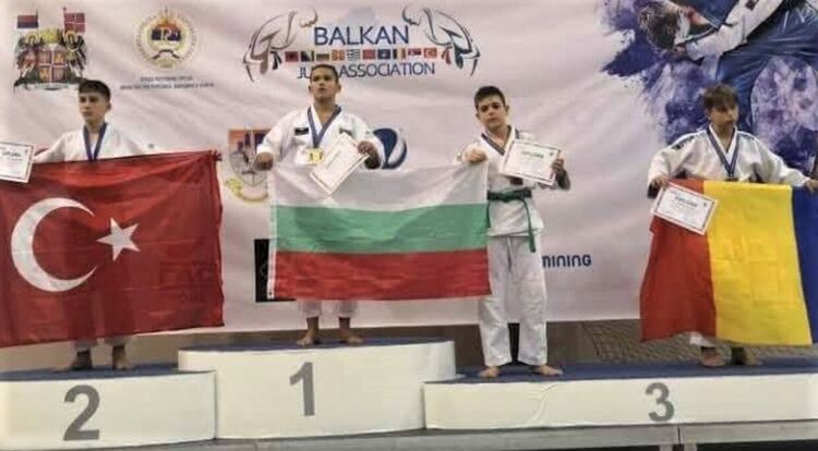 Владимир Тодоров носи златен медал от Балканиадата за България и Хасково