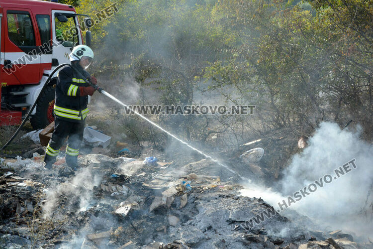 Избухна пожар в сухи треви и храсти край Клокотница