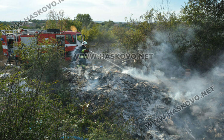 Избухна пожар в сухи треви и храсти край Клокотница