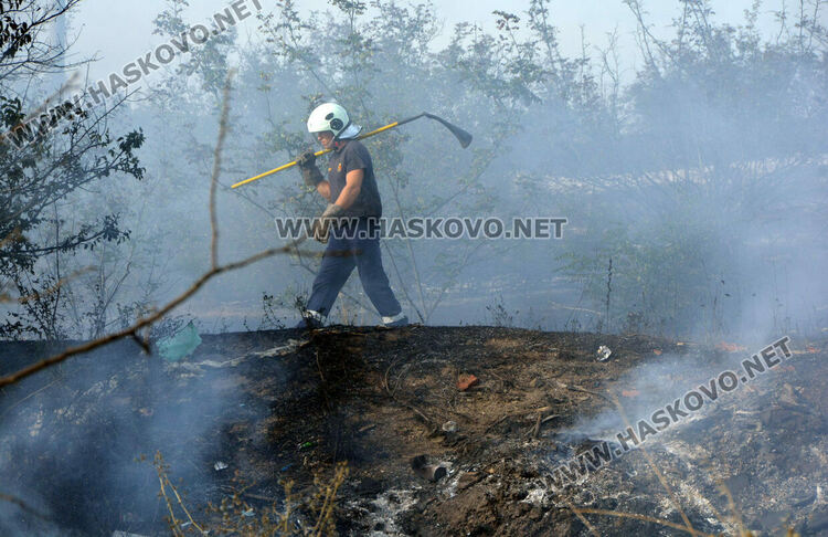 Избухна пожар в сухи треви и храсти край Клокотница