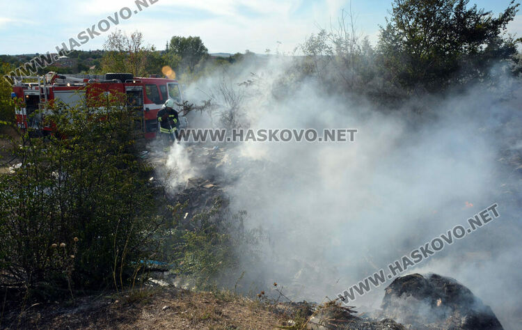Избухна пожар в сухи треви и храсти край Клокотница