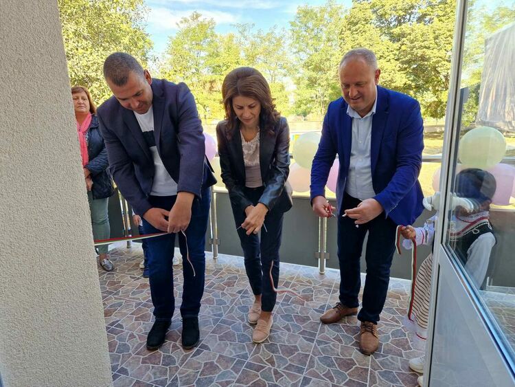 Прерязаха лентата на реновираната градина в Любеново