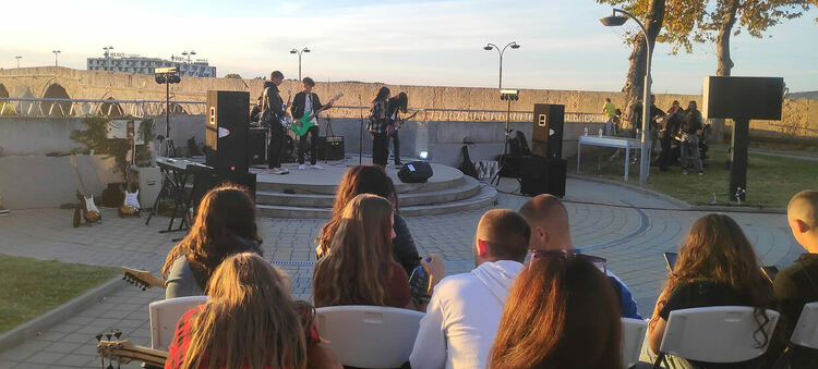 група &bdquo;Хала&ldquo; към Младежки център 