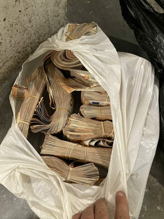 Откриха недекларирана валута за 1.3 млн. лв. в два автобуса и камион