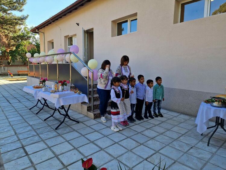 Прерязаха лентата на реновираната градина в Любеново