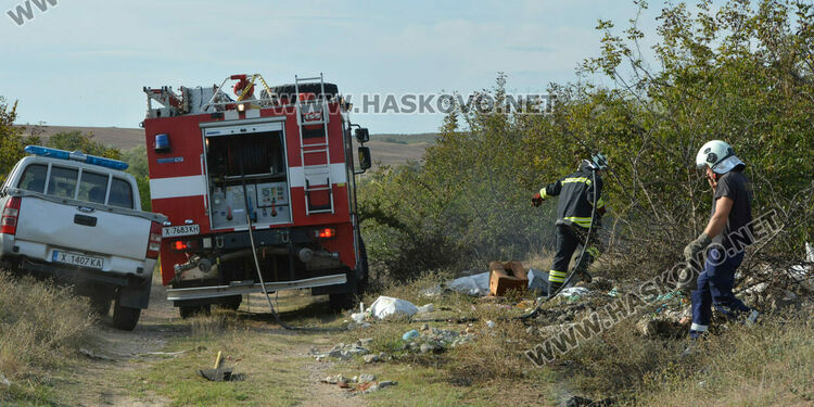 Избухна пожар в сухи треви и храсти край Клокотница