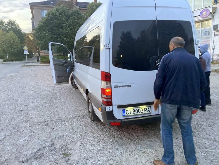 15 доброволци от общината заминаха в помощ на бедстващите след потопа жители на карловското село Каравелово