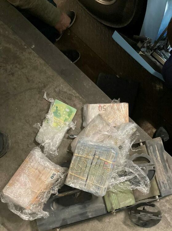 Откриха недекларирана валута за 1.3 млн. лв. в два автобуса и камион