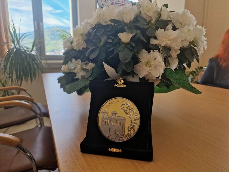 Наградиха дългогодишен директор на детска градина в Асеновград 