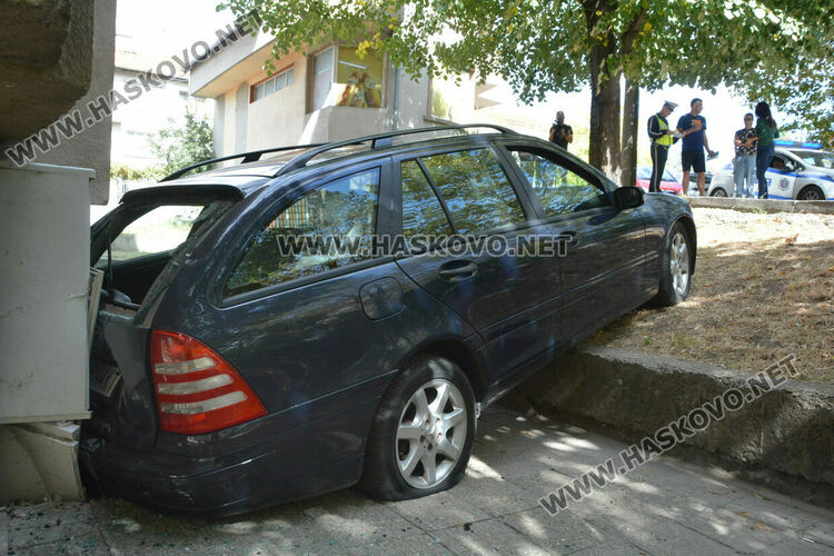 Мерцедес потегли на собствен ход и се заби в блок