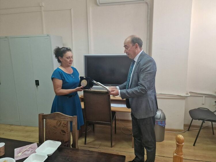 Наградиха дългогодишен директор на детска градина в Асеновград 