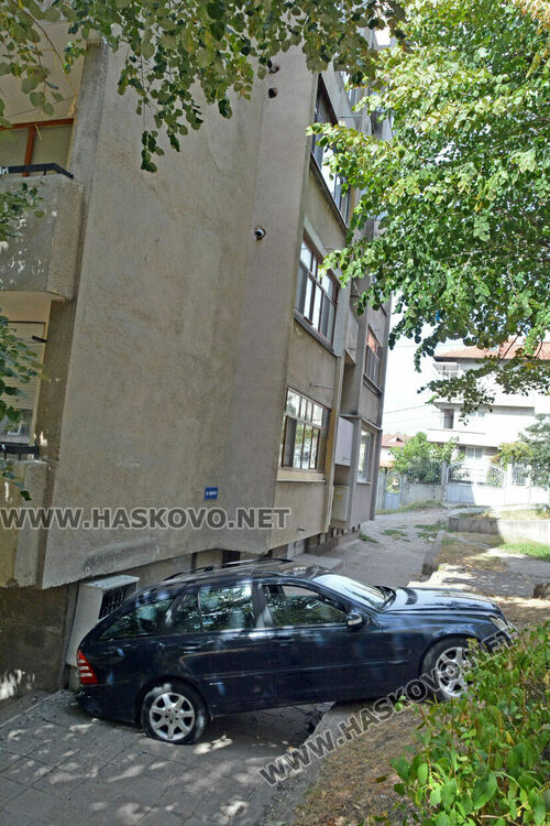 Мерцедес потегли на собствен ход и се заби в блок