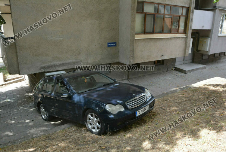 Мерцедес потегли на собствен ход и се заби в блок