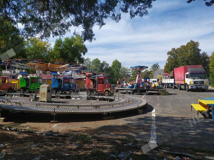   Луна парк се разгръща в подножието на паметника на Иван Вазов в двора на старата гимназия