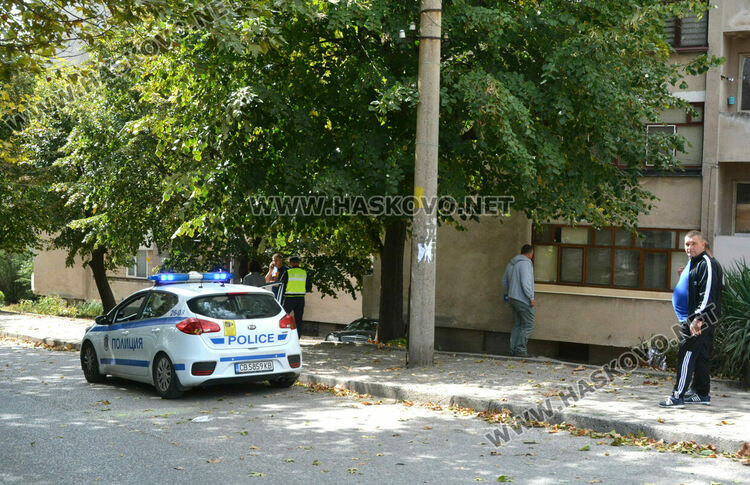 Мерцедес потегли на собствен ход и се заби в блок