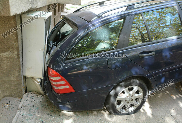 Мерцедес потегли на собствен ход и се заби в блок