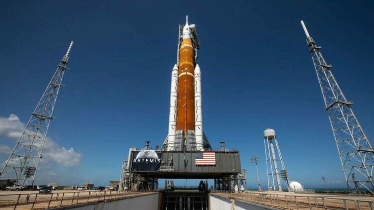 НАСА прибира от стратовата площадка мегаракетата за полета до Луната заради урагана Иън