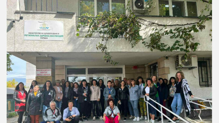 И служителите на РЗИ в Перник протестираха