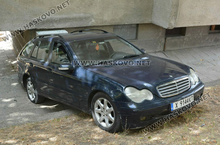 Мерцедес потегли на собствен ход и се заби в блок