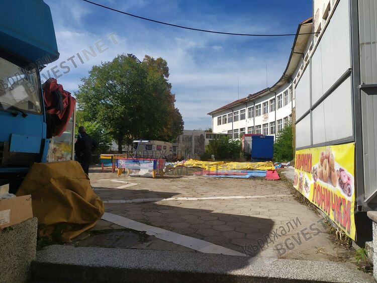   Луна парк се разгръща в подножието на паметника на Иван Вазов в двора на старата гимназия