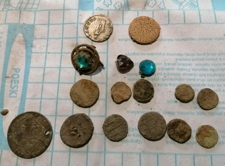 Стотици антики иззети, двама задържани при акция на ГДБОП