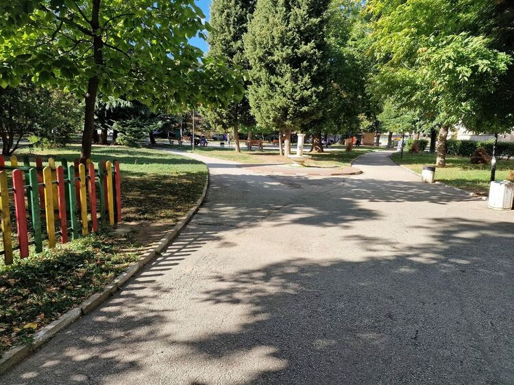 Реновират парка до ул. "Цар Освободител" в Асеновград 