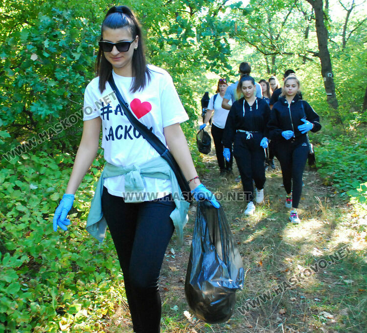 Ученици чистиха боклуци по екопътека „Цар Иван Асен II“ за Световния ден на туризма 