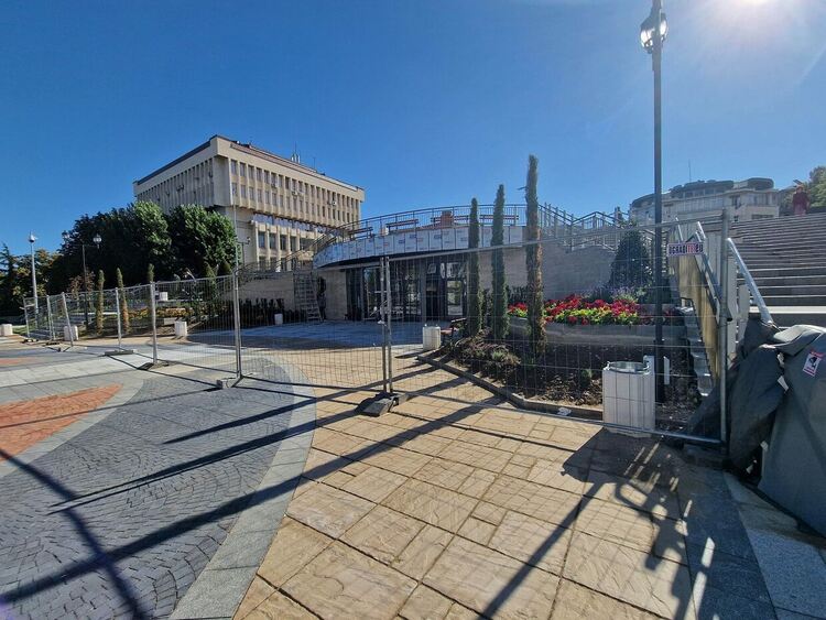 Бившият Търговски център се преразпределя в паркинг и търговска зона