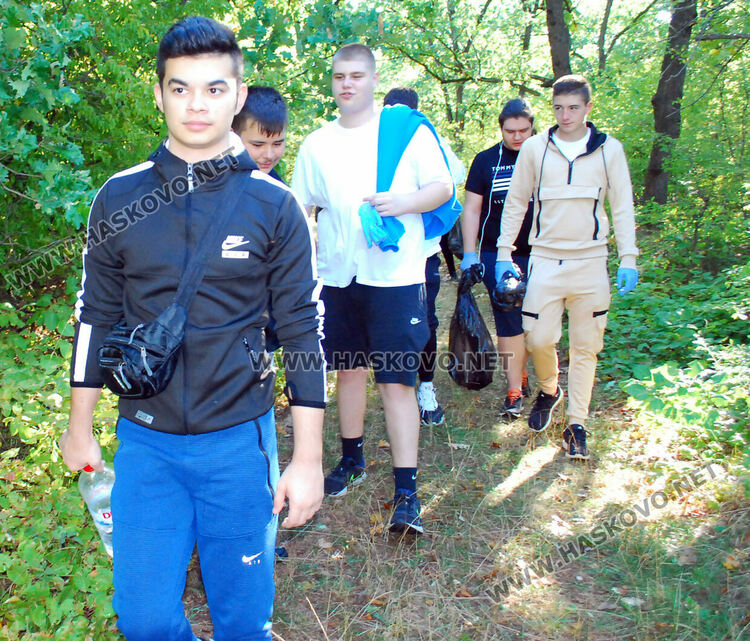 Ученици чистиха боклуци по екопътека „Цар Иван Асен II“ за Световния ден на туризма 