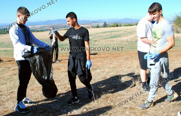 Ученици чистиха боклуци по екопътека „Цар Иван Асен II“ за Световния ден на туризма 