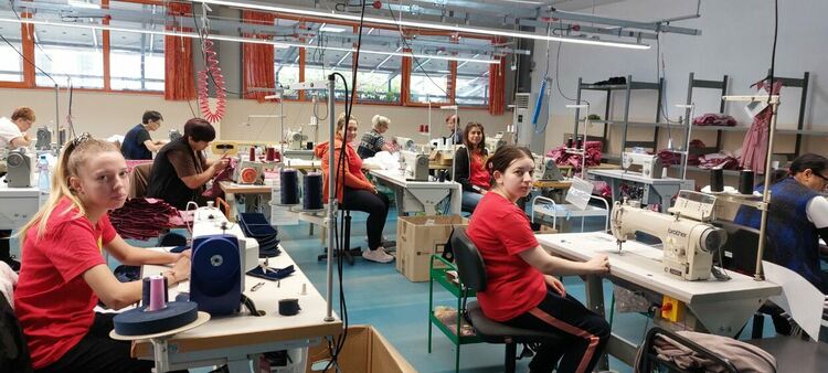 Първите ученички от дуалната форма на обучение започнаха работа в реална  среда