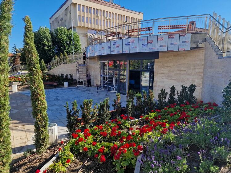 Бившият Търговски център се преразпределя в паркинг и търговска зона