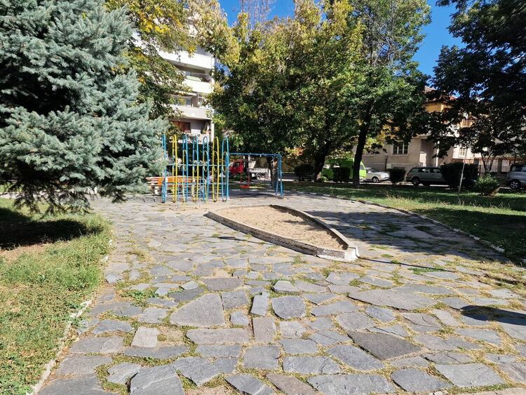 Реновират парка до ул. "Цар Освободител" в Асеновград 