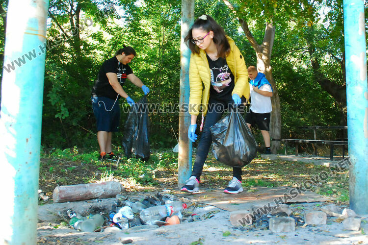 Ученици чистиха боклуци по екопътека „Цар Иван Асен II“ за Световния ден на туризма 