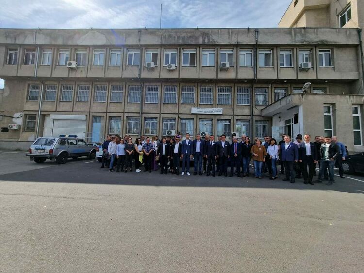 ДПС протестира пред Полицията, брани Алтанай Халил от „полицейски произвол“