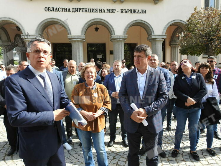 ДПС протестира пред Полицията, брани Алтанай Халил от „полицейски произвол“