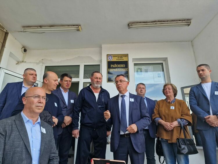 ДПС протестира пред Полицията, брани Алтанай Халил от „полицейски произвол“