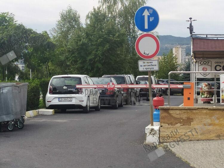 Пентагонът със собствен паркинг извън Синята зона, примерът заразителен за новите кооперации