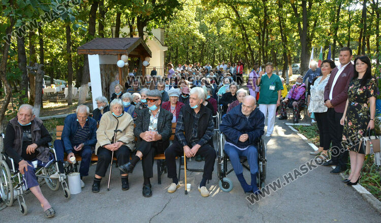Празник в Старческия дом за Световния ден на възрастните