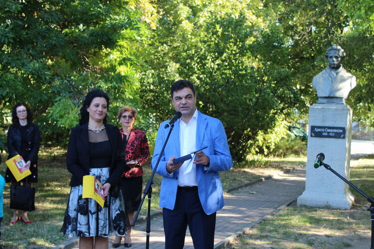 Плакет за 140-тата си годишнина получи ОУ "Христо Смирненски" на патронния си празник