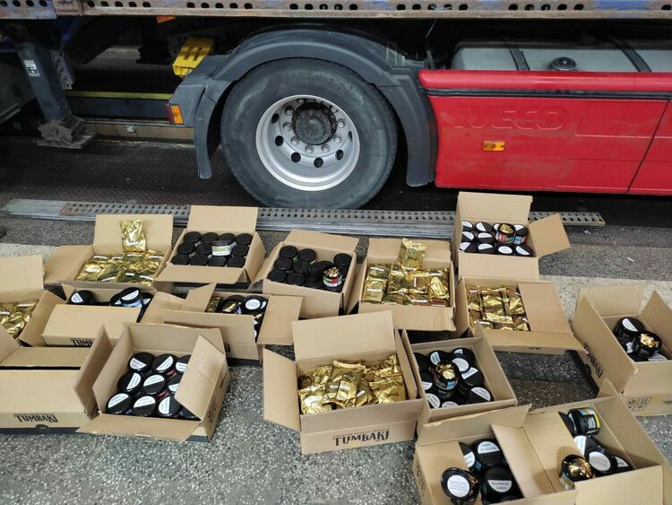 Контрабанден тютюн за наргиле за 90 бона задържаха митническите служители на МП Капитан Андреево