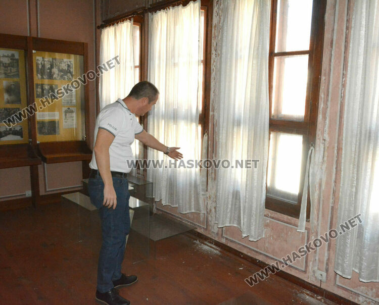 пенко Добрев показва окаяното състояние, в което се намира Кирковото училище 