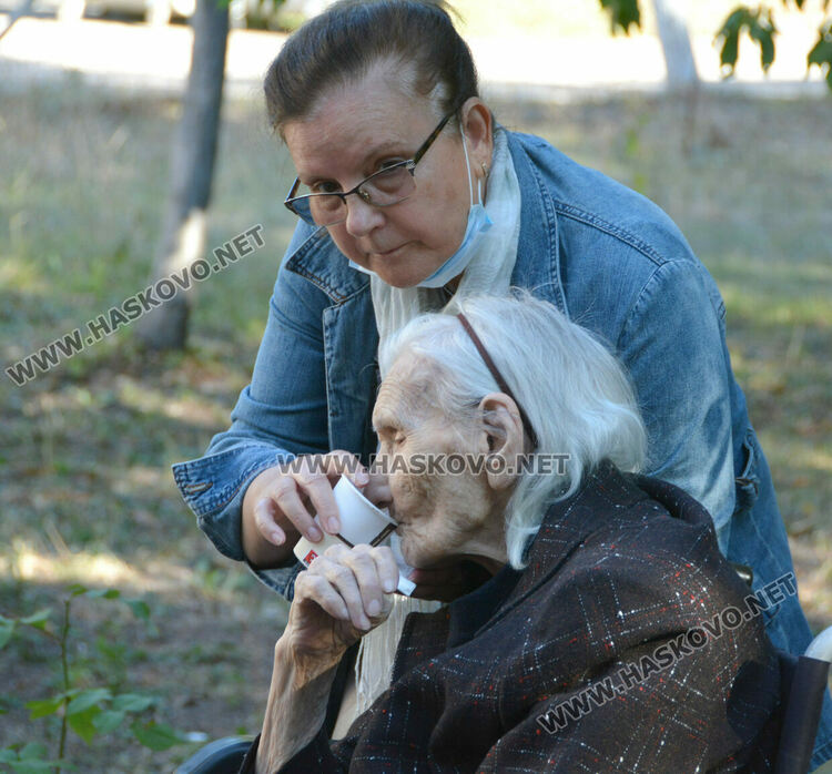 Празник в Старческия дом за Световния ден на възрастните