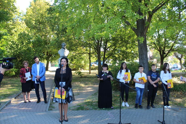 Плакет за 140-тата си годишнина получи ОУ "Христо Смирненски" на патронния си празник