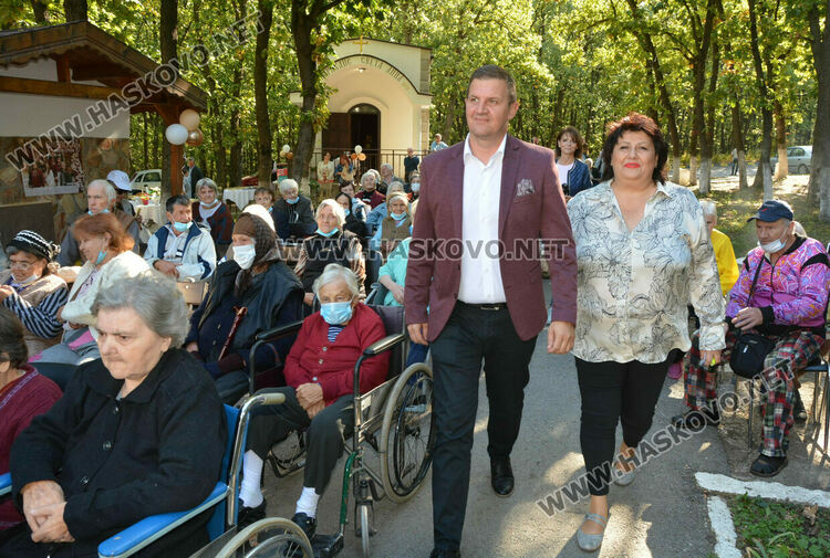 Празник в Старческия дом за Световния ден на възрастните