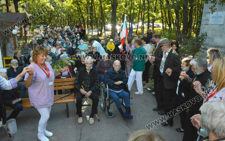 Празник в Старческия дом за Световния ден на възрастните