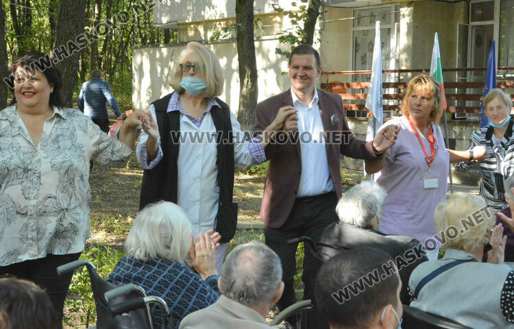 Празник в Старческия дом за Световния ден на възрастните