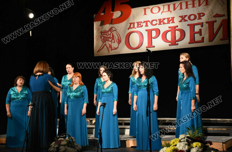 Концертът за 45 г. на хор „Орфей” препълни хасковския театър с публика